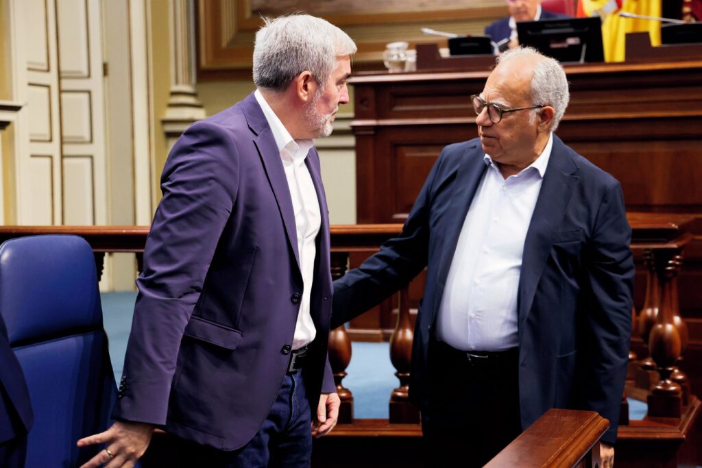El portavoz del Grupo Parlamentario ASG, Casimiro Curbelo, departe con el presidente del Gobierno canario, Fernando Clavijo