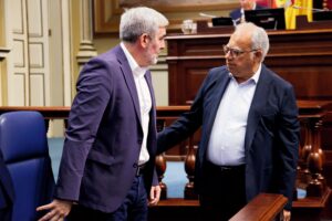 El portavoz del Grupo Parlamentario ASG, Casimiro Curbelo, departe con el presidente del Gobierno canario, Fernando Clavijo