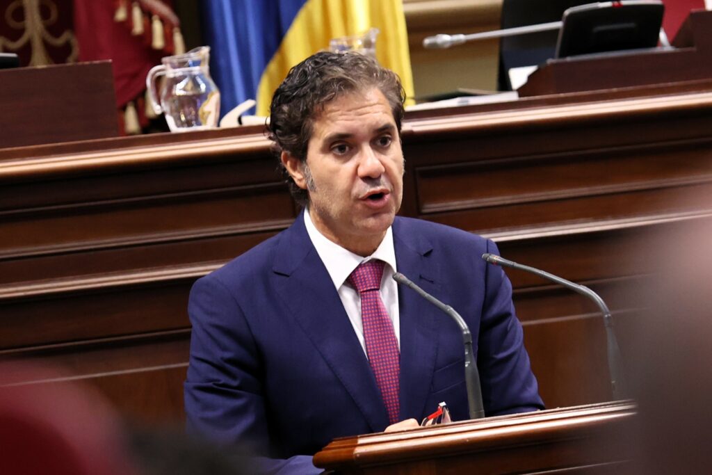 El portavoz adjunto de ASG, Jesús Ramos, interviene en el Parlamento de Canarias
