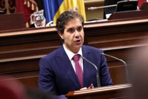 El portavoz adjunto de ASG, Jesús Ramos, interviene en el Parlamento de Canarias