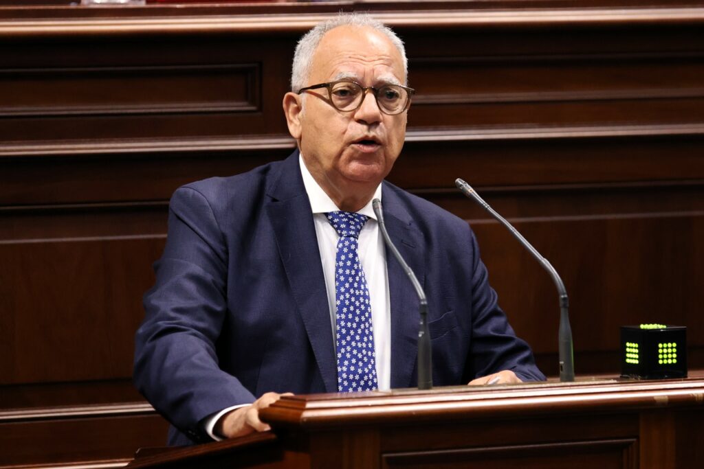 El portavoz del Grupo Parlamentario ASG, Casimiro Curbelo, interviene en la Cámara autonómica