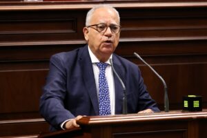 El portavoz del Grupo Parlamentario ASG, Casimiro Curbelo, interviene en la Cámara autonómica