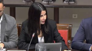 La presidenta del Grupo Parlamentario ASG, Melodie Mendoza, interviene en la comisión de Sanidad del Parlamento de Canarias