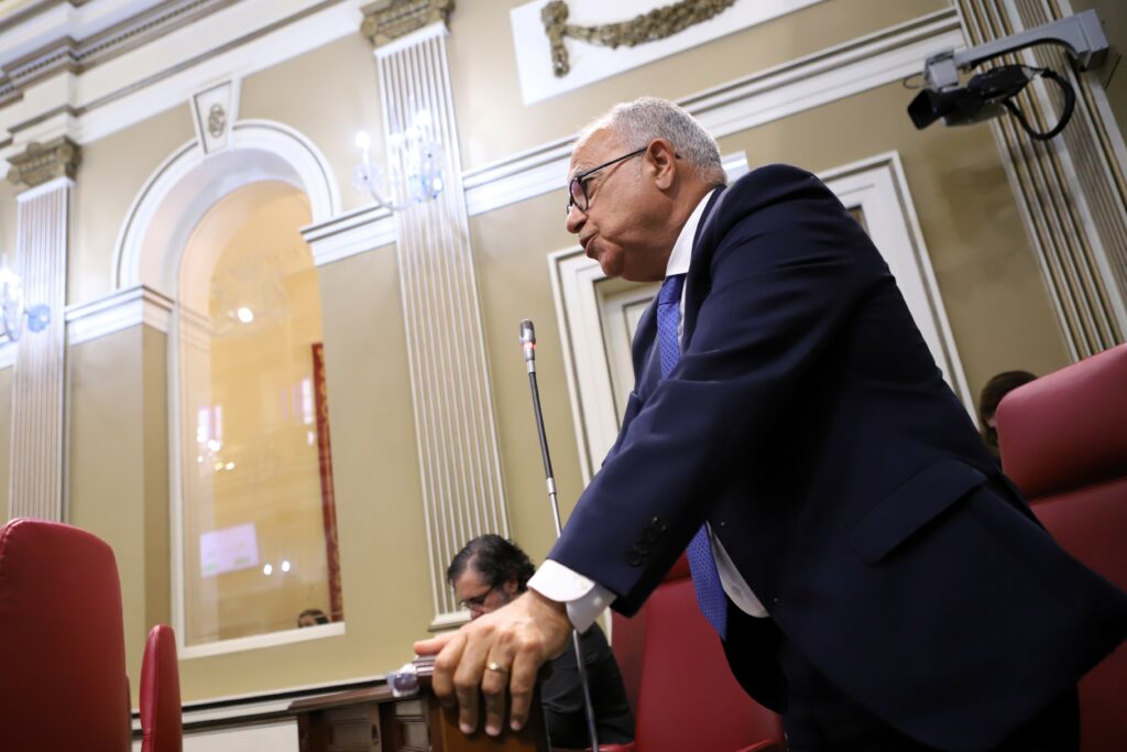 El portavoz de ASG en el Parlamento de Canarias, interviene durante la sesión de control al Gobierno
