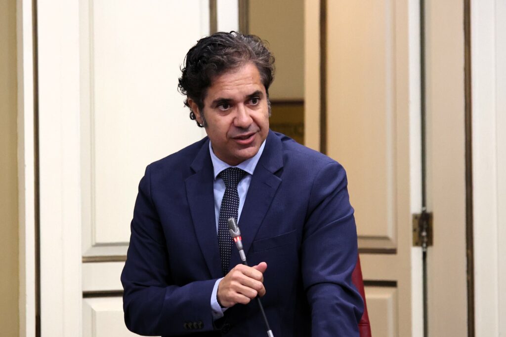 El portavoz adjunto de ASG en el Parlamento de Canarias, Jesús Ramos, durante una intervención en la Cámara autonómica