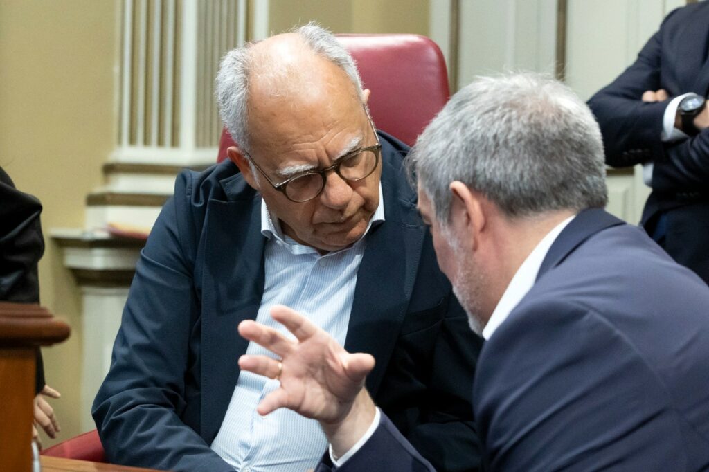 El portavoz de ASG en el Parlamento de Canarias, Casimiro Curbelo, junto al jefe del Ejecutivo canario