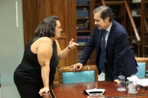 El portavoz adjunto de ASG, Jesús Ramos, conversa con Guacimara Navarro representante de la Plataforma Canaria de Educación Inclusiva en La Gomera