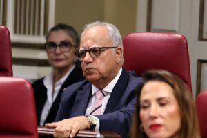 El portavoz de ASG en el Parlamento de Canarias, Casimiro Curbelo, durante una sesión plenaria en la Cámara autonómica