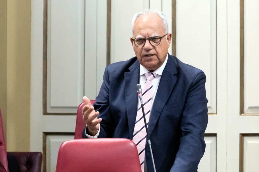 Casimiro Curbelo, portavoz de ASG en el Parlamento de Canarias, interviene desde su escaño