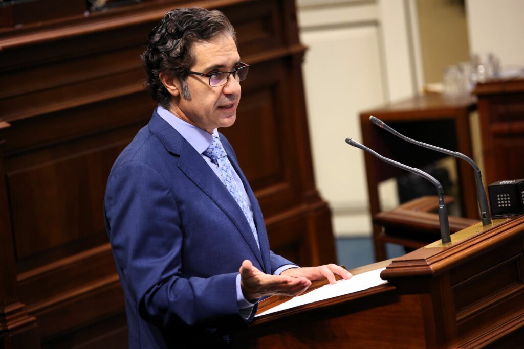 Jesús Ramos, portavoz adjunto del Grupo Parlamentario ASG, durante su intervención en la Cámara Autonómica
