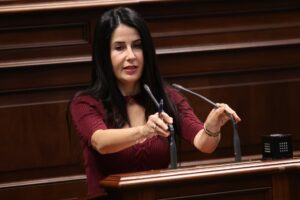Melodie Mendoza, presidenta del Grupo Parlamentario ASG, en la tribuna de la Cámara autonómica
