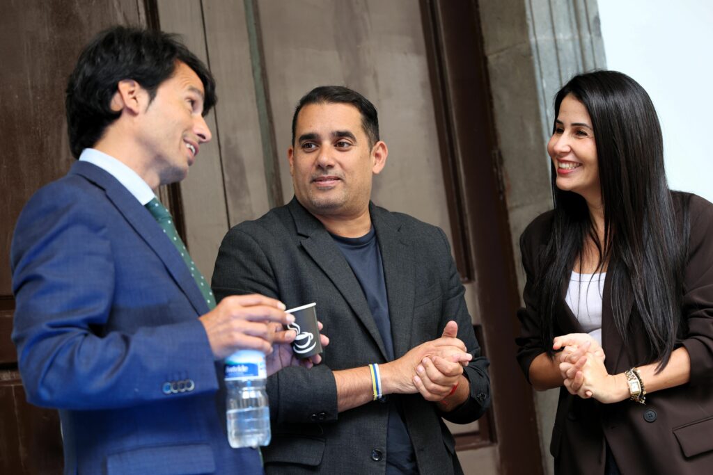 La presidenta del Grupo Parlamentario ASG, Melodie Mendoza, conversa con los diputados del PSOE y NC