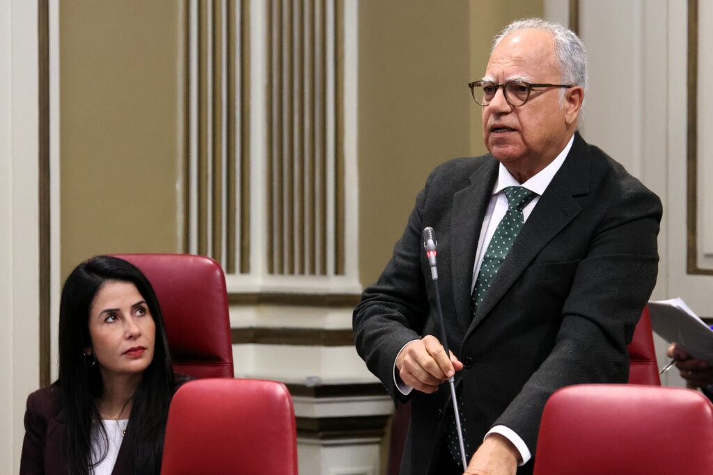 Casimiro Curbelo, portavoz del Grupo Parlamentario ASG, interpela al residente del Gobierno canario en la sesión plenaria