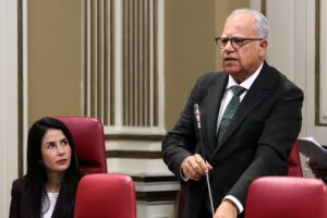 Casimiro Curbelo, portavoz del Grupo Parlamentario ASG, interpela al residente del Gobierno canario en la sesión plenaria