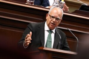 Casimiro Curbelo, portavoz parlamentario de ASG, se dirige a la consejera de Hacienda y Relaciones con la UE del Gobierno canario