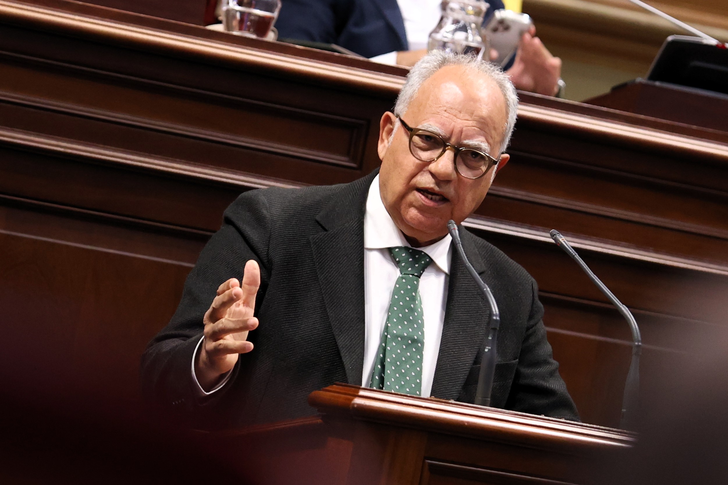 Casimiro Curbelo, portavoz parlamentario de ASG, se dirige a la consejera de Hacienda y Relaciones con la UE del Gobierno canario