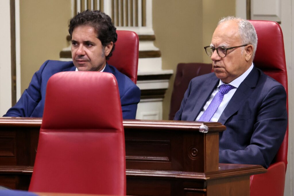 Jesús Ramos y Casimiro Curbelo, durante una sesión plenaria en el Parlamento de Canarias