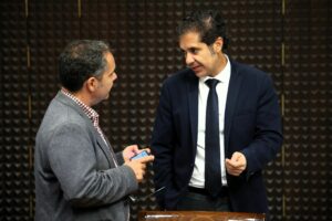 El portavoz adjunto del Grupo Parlamentario ASG, Jesús Ramos, dialloga con el diputado socialista Gustavo Santana