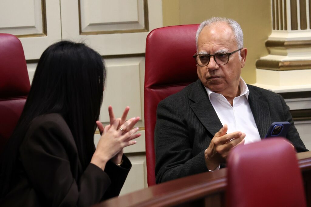 El portavoz del Grupo Parlamentario ASG, Casimiro Curbelo, dialoga con la diputada de ASG, Melodie Mendoza.