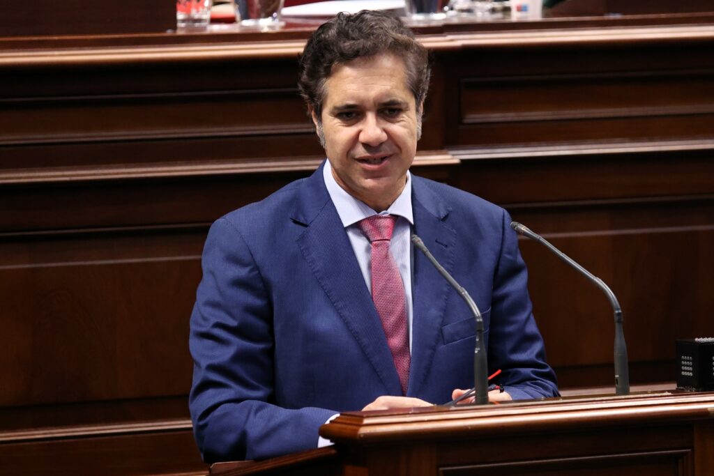 El portavoz adjunto del Grupo Parlamentario ASG, Jesús Ramos, durante su intervención en el pleno de la Cámara autonómica