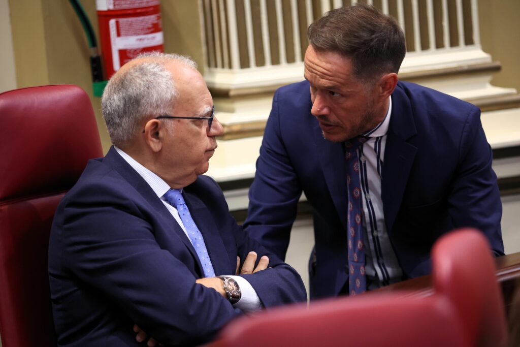 Casimiro Curbelo, portavoz del Grupo Parlamentario ASG, conversa con el consejero de Transición Ecológica y Energía, Mariano Hernández Zapata