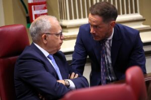 Casimiro Curbelo, portavoz del Grupo Parlamentario ASG, conversa con el consejero de Transición Ecológica y Energía, Mariano Hernández Zapata