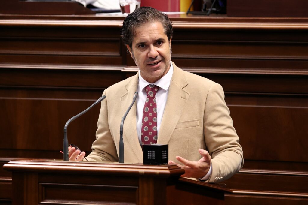 El portavoz adjunto del Grupo Parlamentario ASG, Jesús Ramos, durante una intervención en la Cámara autonómica
