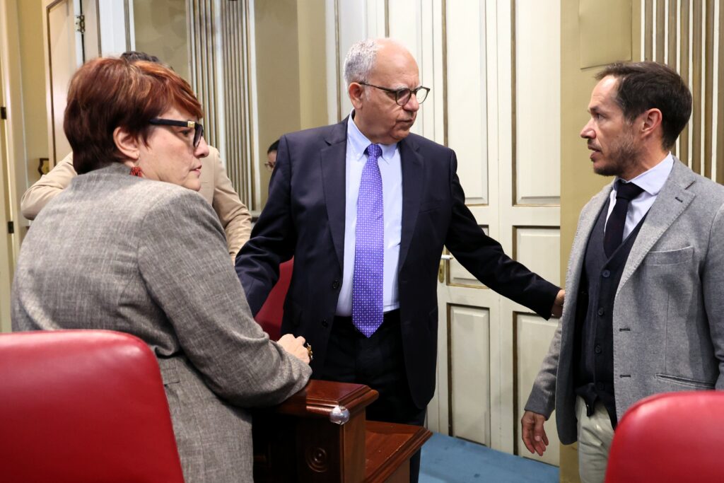Casimiro Curbelo, portavoz del Grupo Parlamentario ASG, conversa con los consejeros de Bienestar Social y Transición Ecológica
