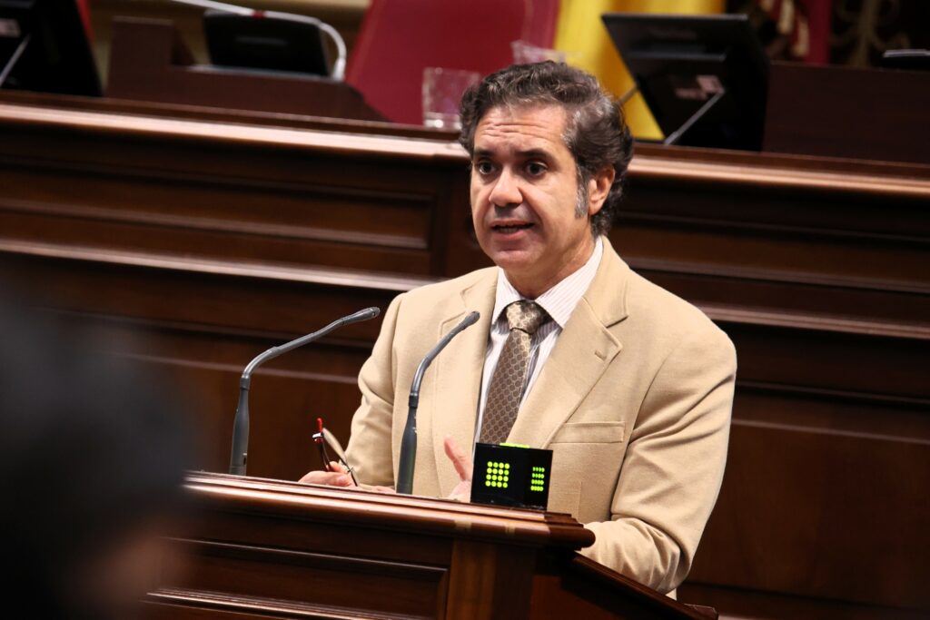 Jesús Ramos, portavoz adjunto del Grupo Parlamentario ASG, interviene en la Cámara autonómica