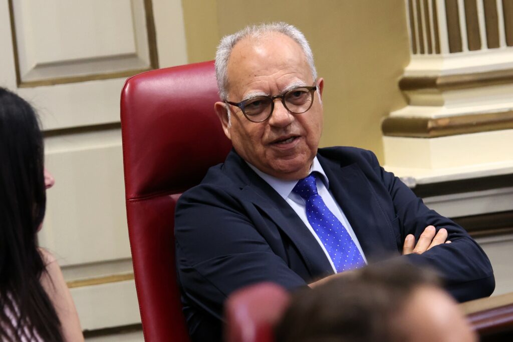 Casimiro Curbelo, portavoz del Grupo Parlamentario ASG, en su escaño de la Cámara autonómica