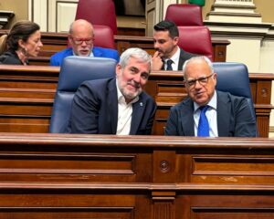 El líder de ASG, Casimiro Curbelo, junto al presidente del Gobierno canario, Fernando Clavijo, en los escaños adjudicados al Ejecutivo