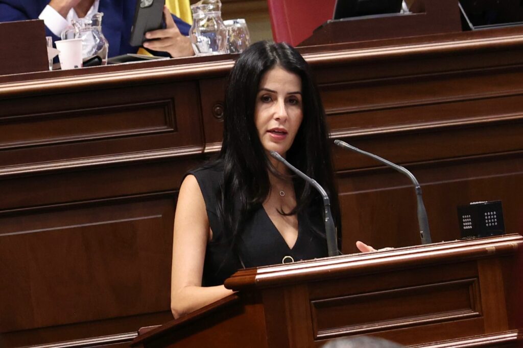 Melodie Mendoza, presidenta del Grupo Parlamentario ASG, interviene en la Cámara autonómica
