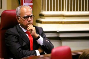 El portavoz del Grupo Parlamentario Agrupación Socialista Gomera (ASG), Casimiro Curbelo, subrayó que la singularidad fiscal y económica del Archipiélago obliga a una respuesta diferenciada.