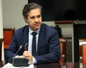 Jesús Ramos, portavoz adjunto del Grupo Parlamentario ASG, durante el desarrollo de una comisión en la Cámara autonómica