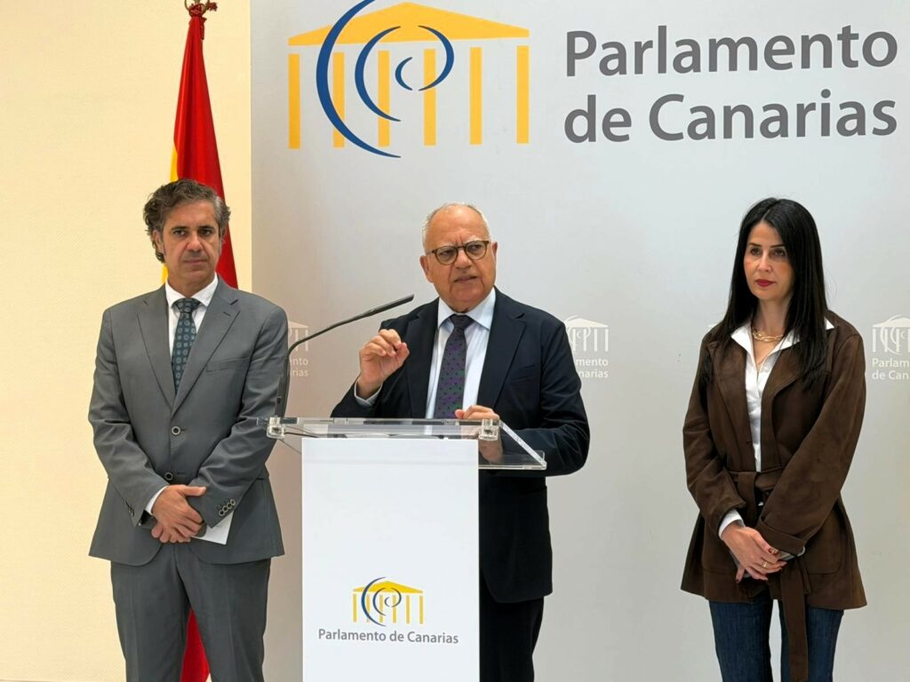 El portavoz del Grupo Parlamentario ASG, Casimiro Curbelo, acompañado por la presidenta del Grupo, Melodie Mendoza, y el portavoz adjunto, Jesús Ramos.