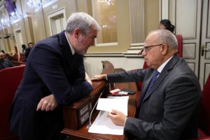 El portavoz del Grupo Parlamentario ASG, Casimiro Curbelo, conversa con el presidente del Gobierno canario, Fernando Clavijo, antes del pleno