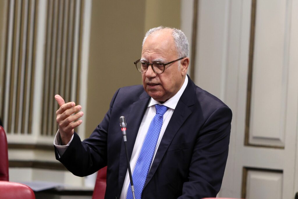 Casimiro Curbelo, portavoz del Grupo Parlamentario Agrupación Socialista Gomera, interviene en la Cámara autonómica