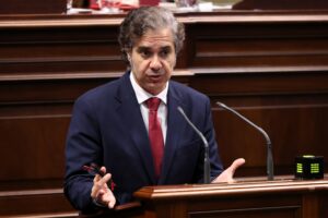 Jesús Ramos, portavoz adjunto del Grupo Parlamentario Agrupación Socialista Gomera, interviene en la sesión plenaria de la Cámara autonómica