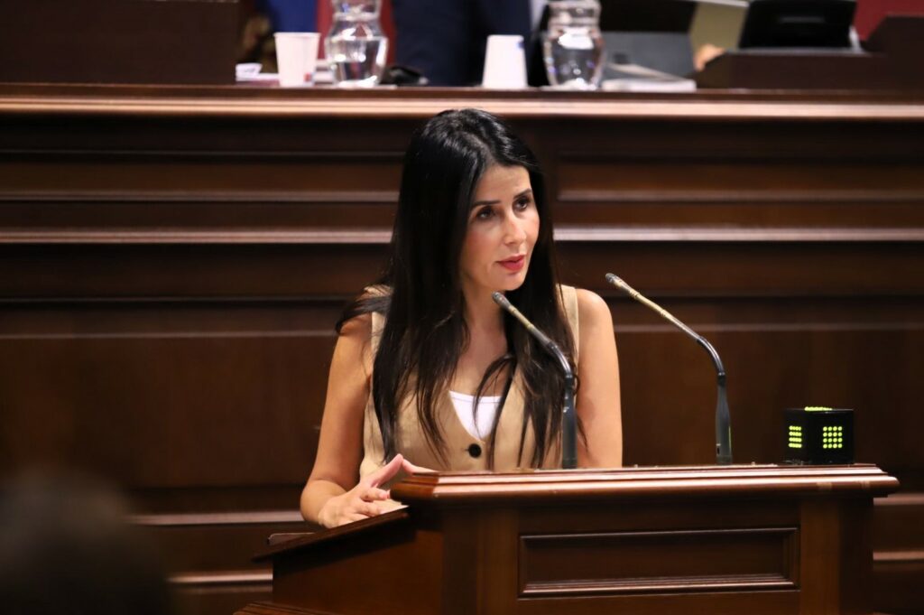 Melodie Mendoza, presidenta del Grupo Parlamentario ASG, interviene en la Cámara autonómica