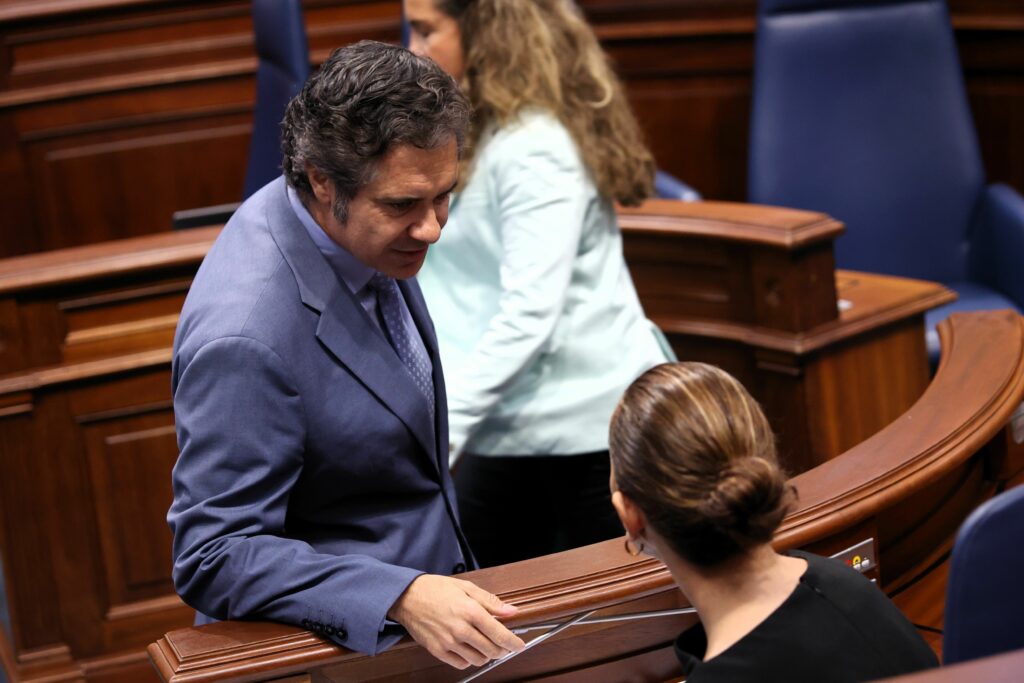 El portavoz adjunto del Grupo Parlamentario ASG, Jesús Ramos, dialoga con la consejería de Turismo y Empleo