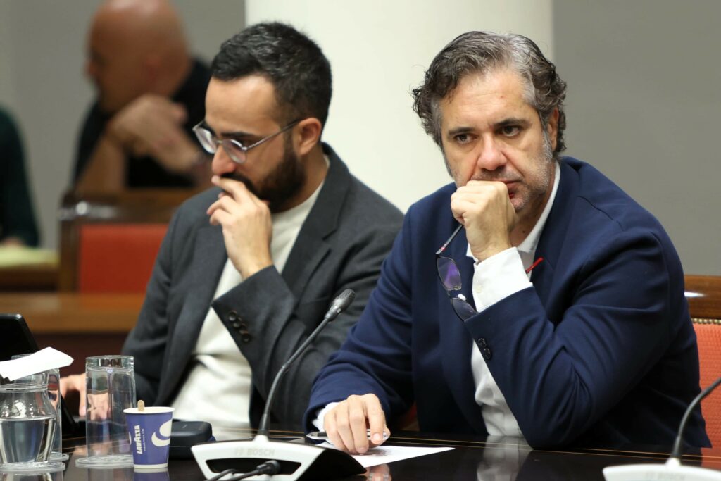 Jesús Ramos, portavoz adjunto del Grupo Parlamentario Agrupación Socialista Gomera, en primer término.