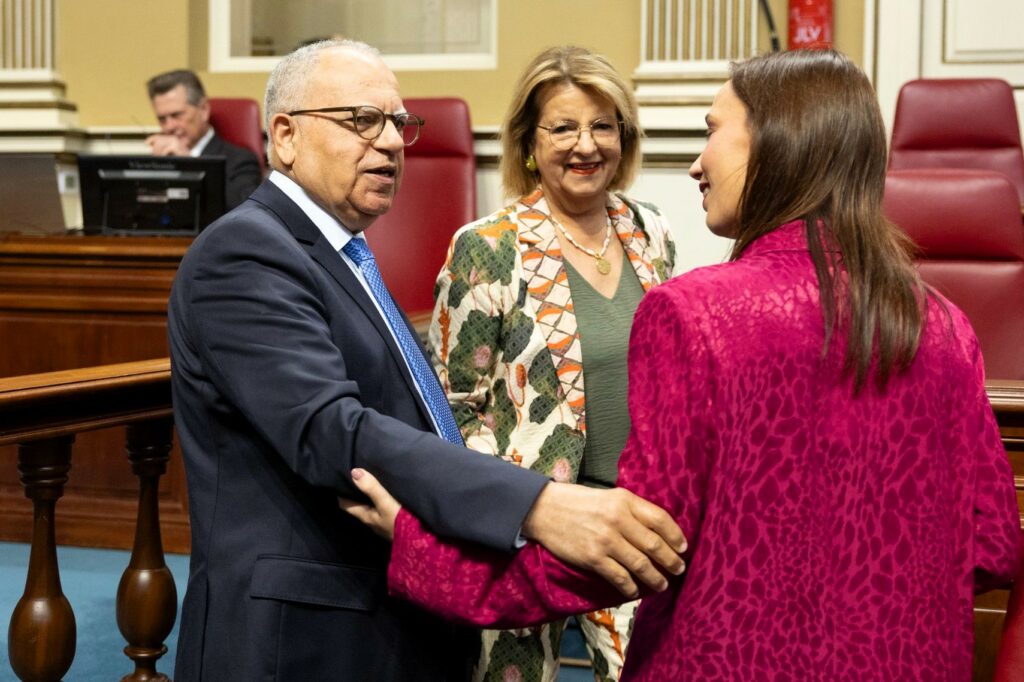 El portavoz del Grupo Parlamentario Agrupación Socialista Gomera, Casimiro Curbelo, conversa con la presidenta del Grupo Parlamentario Socialista, Nira Fierro, ante la diputada Lucía Olga Tejera.