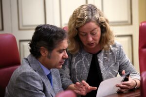 Jesús Ramos, portavoz adjunto del Grupo Parlamentario Agrupación Socialista Gomera, dialoga con la presidenta de la Comisión de Discapacidad del Parlamento de Canarias, Ana Oramas