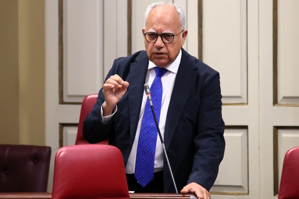 Casimiro Curbelo, portavoz del Grupo Parlamentario Agrupación Socialista Gomera, interviniendo en la Cámara autonómica