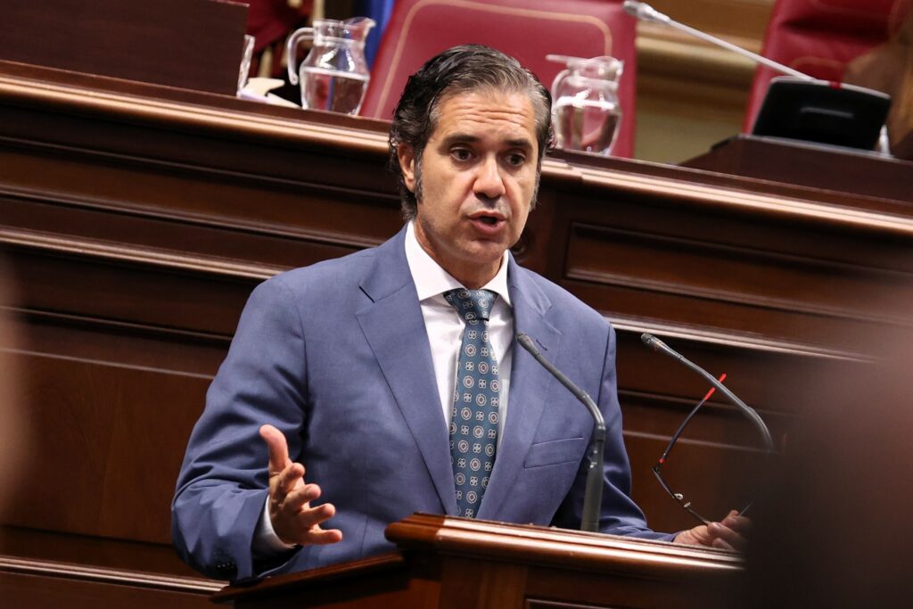 Jesús Ramos, portavoz adjunto del Grupo Parlamentario Agrupación Socialista Gomera, interviene en la Cámara autonómica