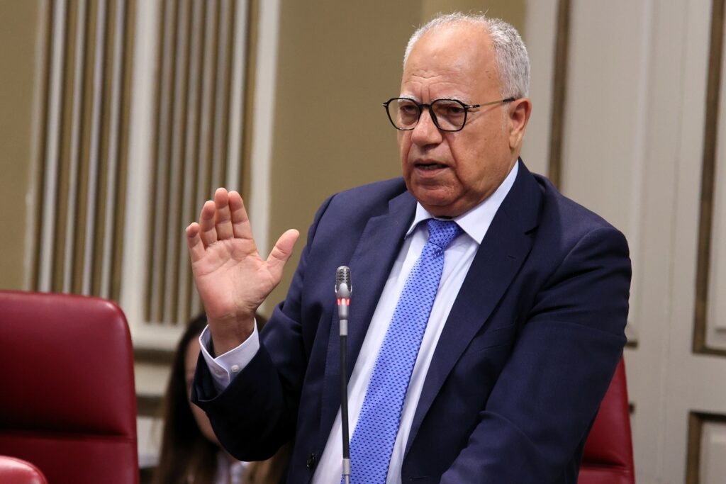 El portavoz del Grupo Parlamentario Agrupación Socialista Gomera, Casimiro Curbelo, durante su intervención en la Cámara autonómica