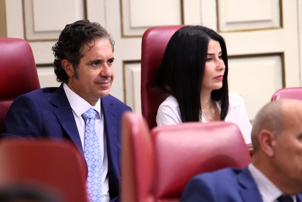 Jesús Ramos, portavoz adjunto del Grupo Parlamentario Agrupación Socialista Gomera (ASG), junto a la presidenta del Grupo, Melodie Mendoza