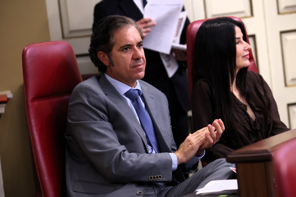 El portavoz adjunto del Grupo Parlamentario Agrupación Socialista Gomera (ASG), Jesús Ramos, junto a la presidenta del Grupo, Melodie Mendoza