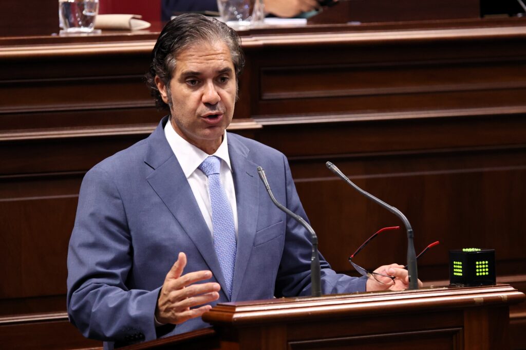 Jesús Ramos, portavoz adjunto del Grupo Parlamentario Agrupación Socialista Gomera (ASG), durante una sesión plenaria en la Cámara autonómica
