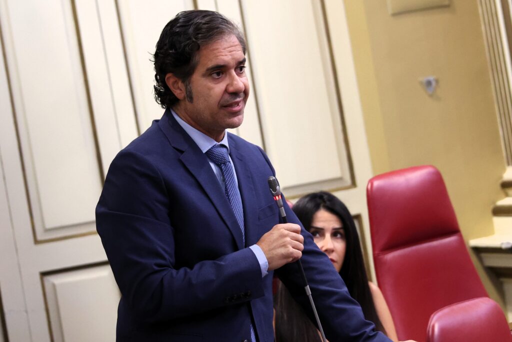 Jesús Ramos, portavoz adjunto del Grupo Parlamentario Agrupación Socialista Gomera (ASG), interviene desde su escaño en la Cámara autonómica